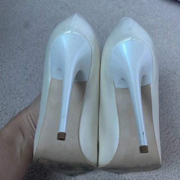 🛍️SALE🛍️ Pearl Color Pointed Toe Heels - Picture 6 of 7
